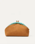 Bolsa clutch feminina em PU aveludado marrom com fecho beijo e contas turquesa vista de frente