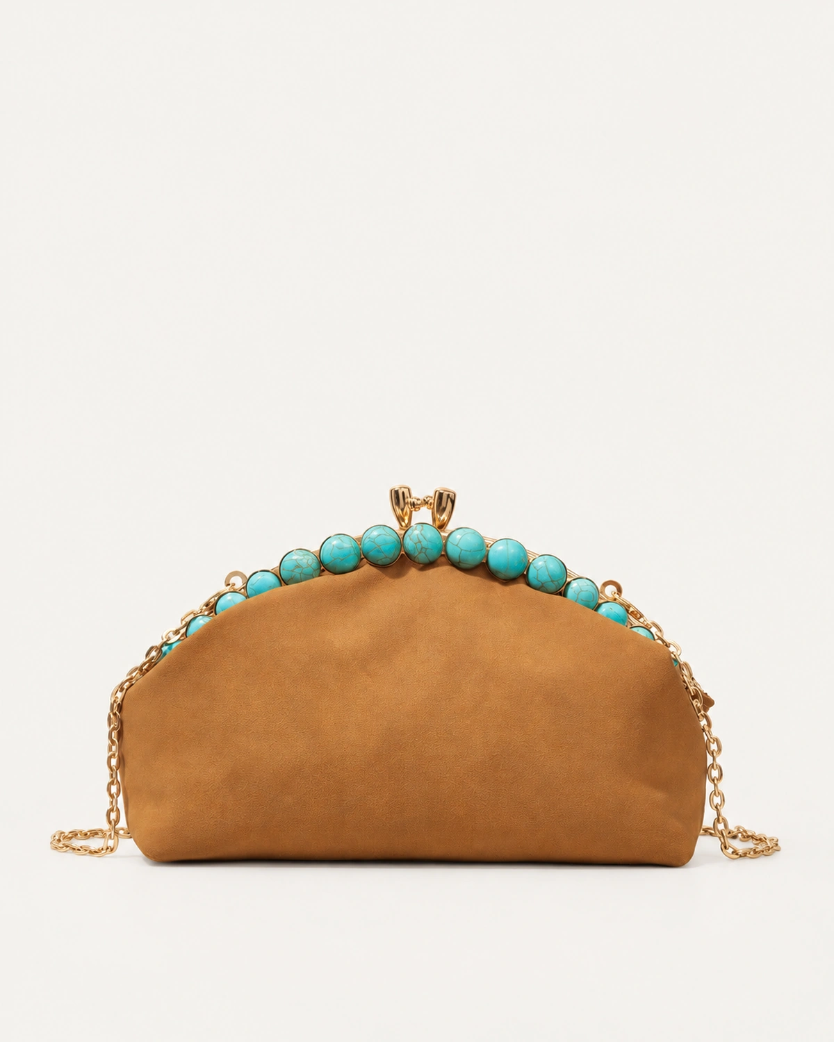 Bolsa clutch marrom com alça de corrente dourada estendida sobre fundo mineral neutro