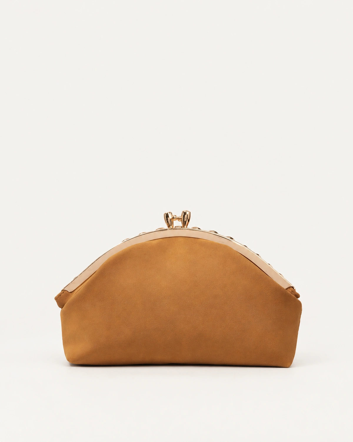 Verso da bolsa clutch marrom com armação dourada lisa sobre fundo mineral neutro