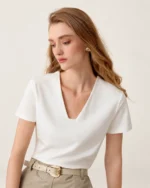 Camiseta branca de algodão com decote V na modelo, vista 01