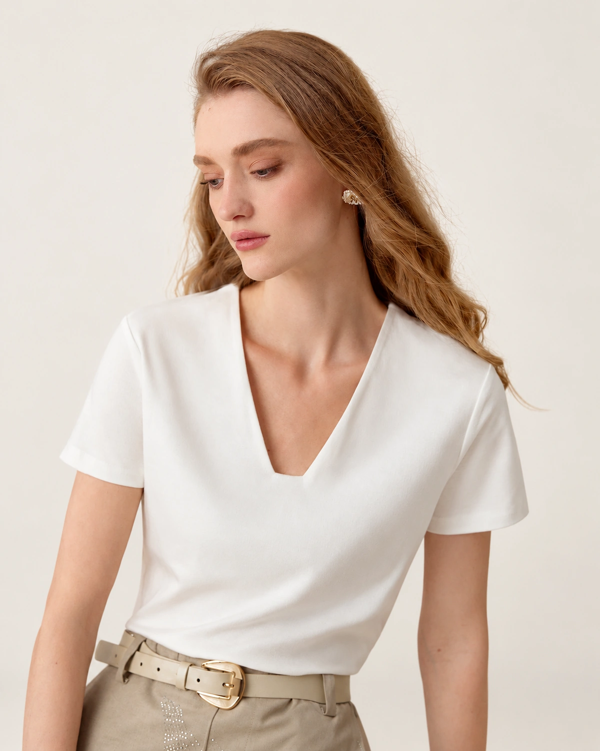 Camiseta branca de algodão com decote V na modelo, vista 01
