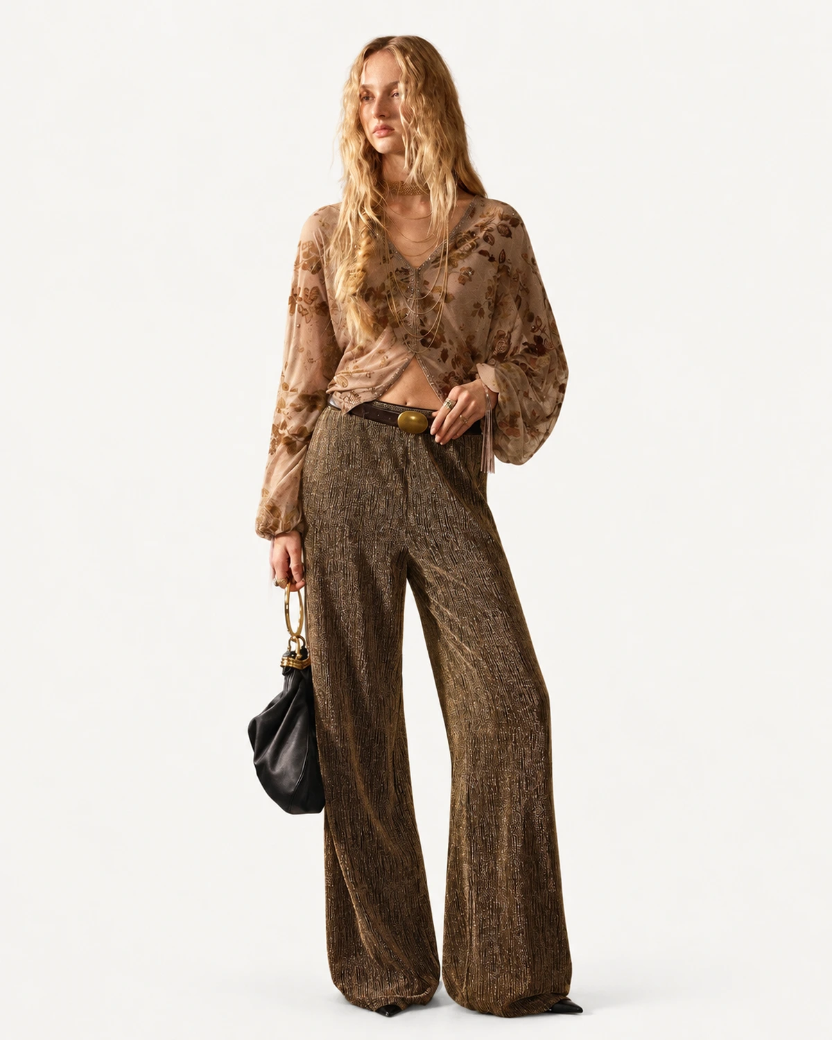 Modelo de corpo inteiro em pé vestindo calça pantalona ampla em tecido metalizado dourado com cós anatômico