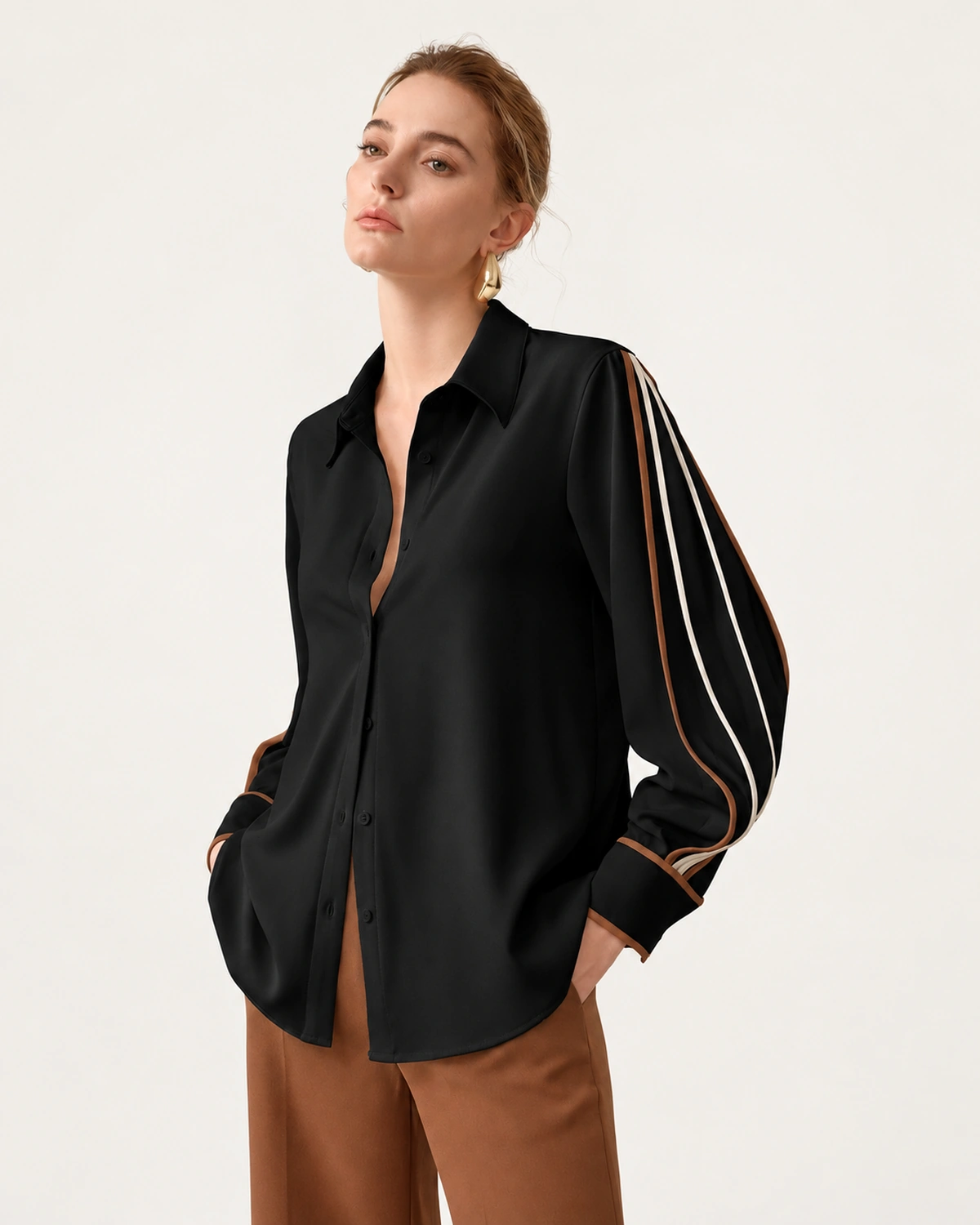Modelo em plano americano com as mãos nos bolsos vestindo camisa clássica preta com vivos contrastantes