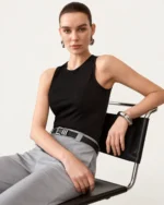Modelo vestindo regata slim fit com gola redonda fechada na cor Noir em estúdio.