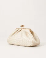 Perspectiva 3/4 da Bolsa Clutch Retrô com Fecho Kisslock bege fendi.