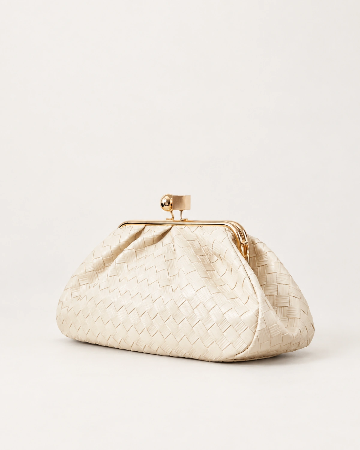 Perspectiva 3/4 da Bolsa Clutch Retrô com Fecho Kisslock bege fendi.