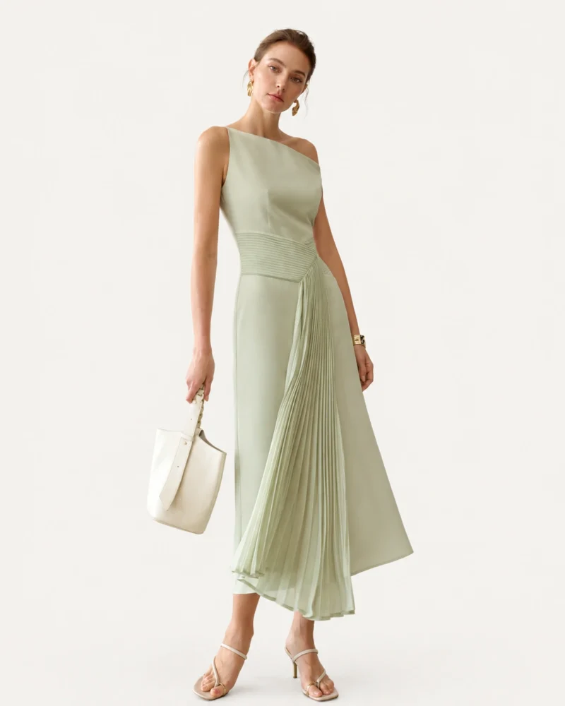 Vestido midi assimétrico com pregas verde-menta visto de frente em modelo