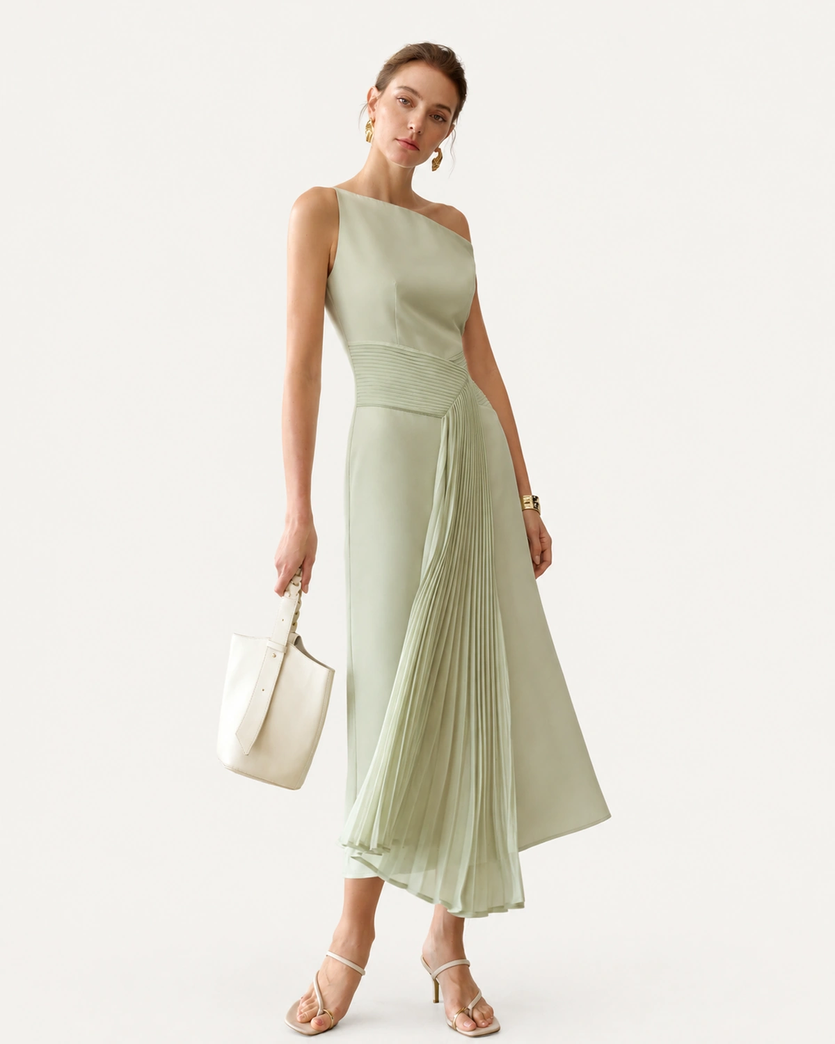 Vestido midi assimétrico com pregas verde-menta visto de frente em modelo