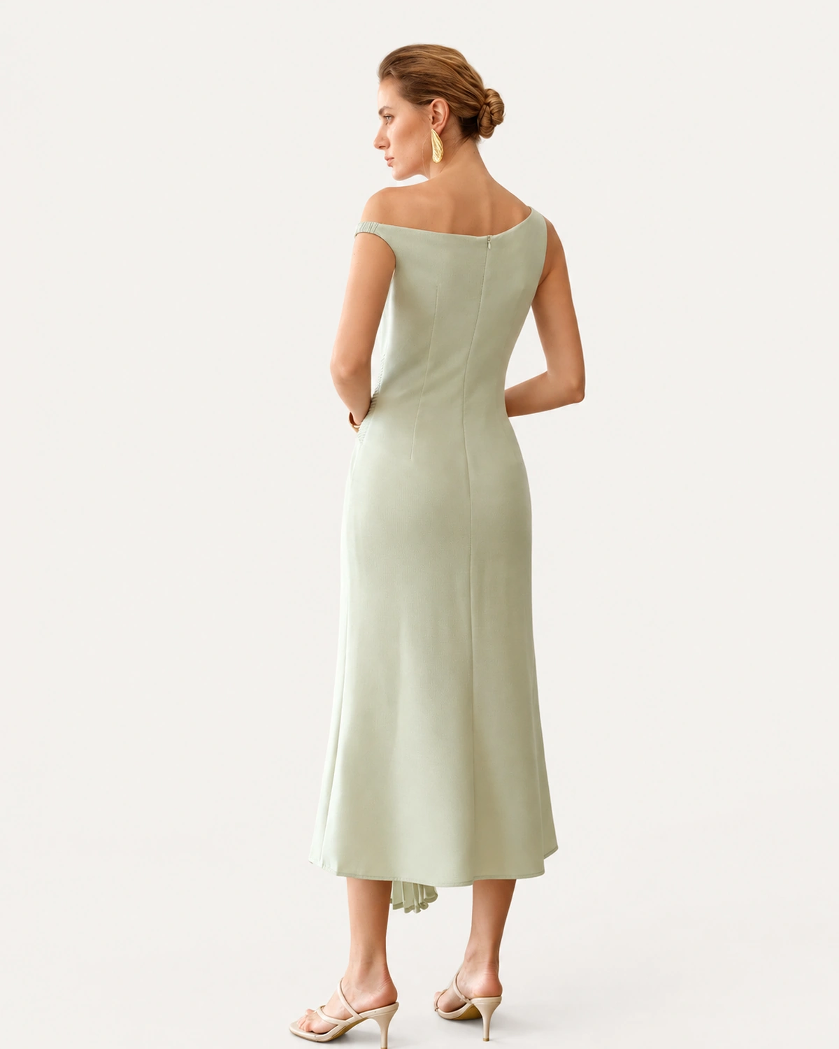 Vestido midi assimétrico com pregas verde-menta visto de costas