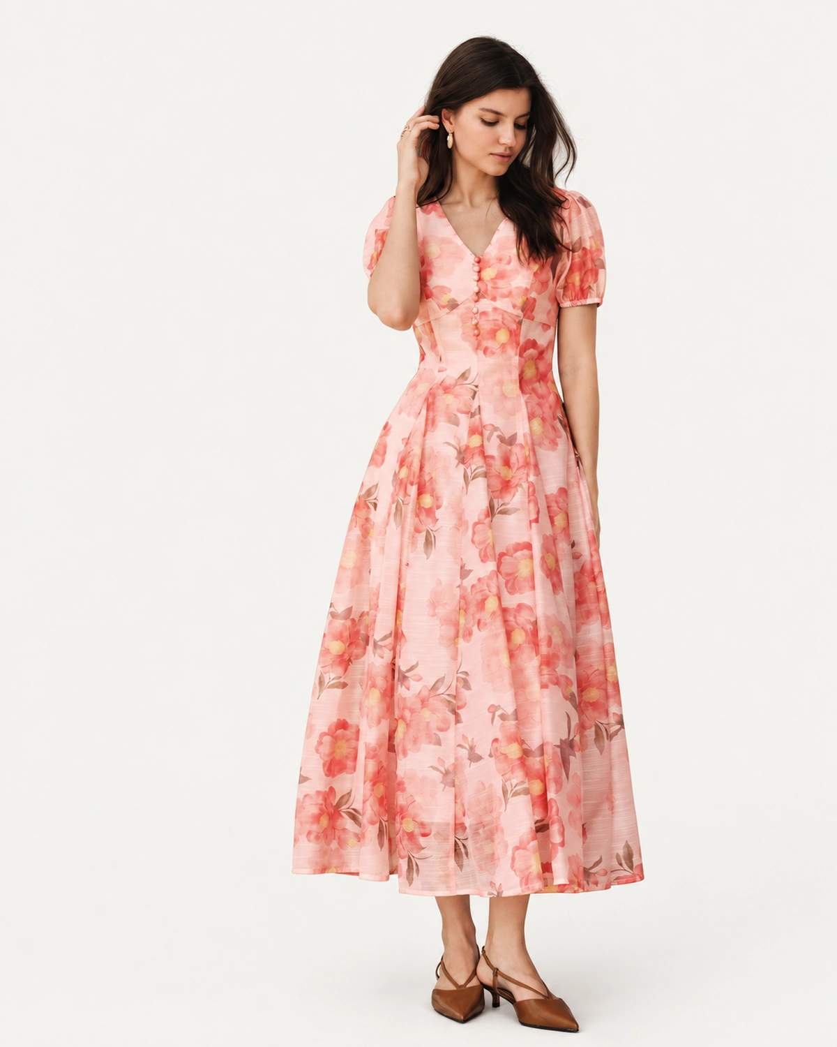 Vestido midi floral com mangas bufantes rosa blush visto de frente em modelo