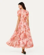 Vestido midi floral com mangas bufantes rosa blush visto de costas