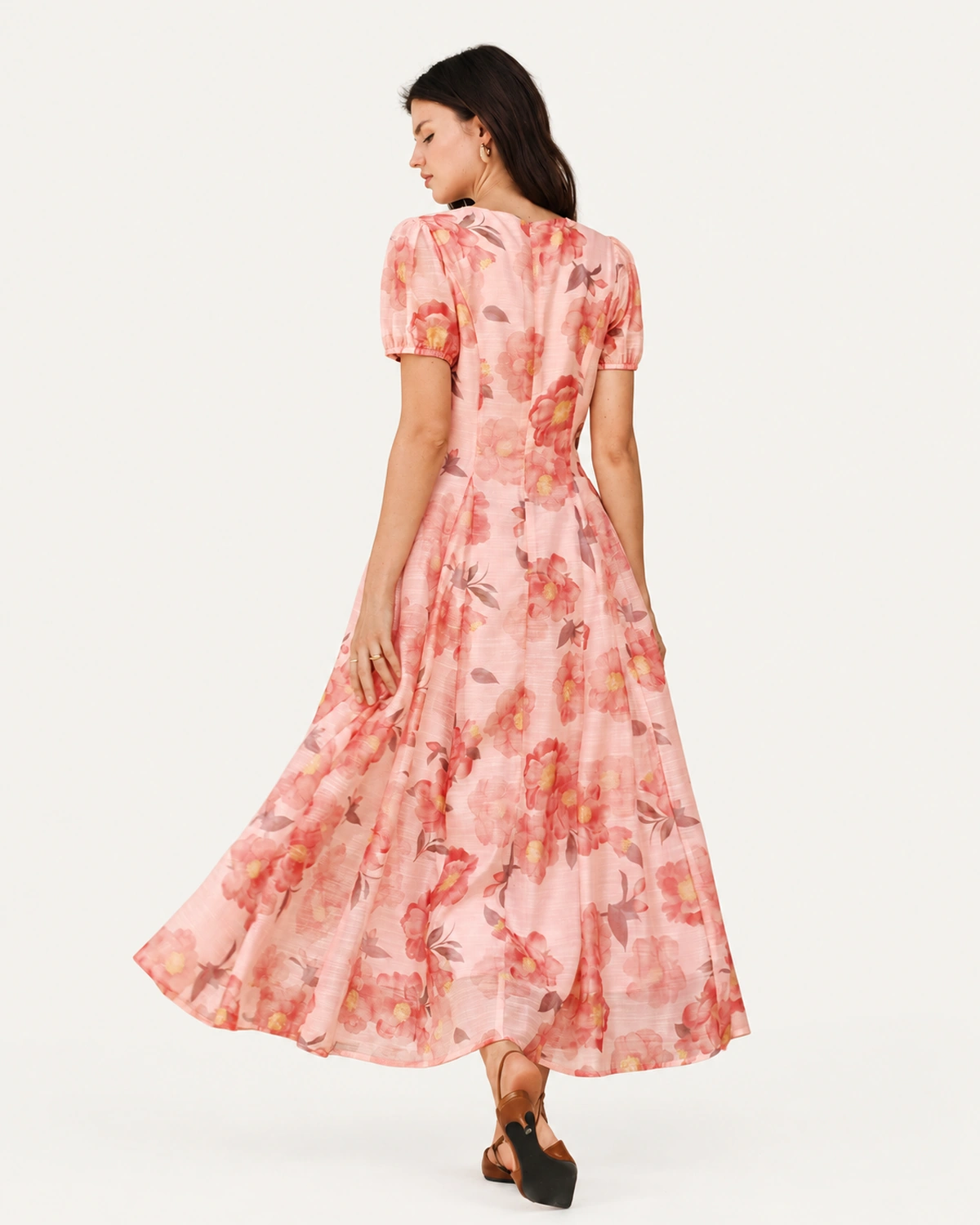 Vestido midi floral com mangas bufantes rosa blush visto de costas