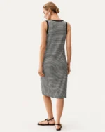 Vestido midi listrado preto e branco visto de costas