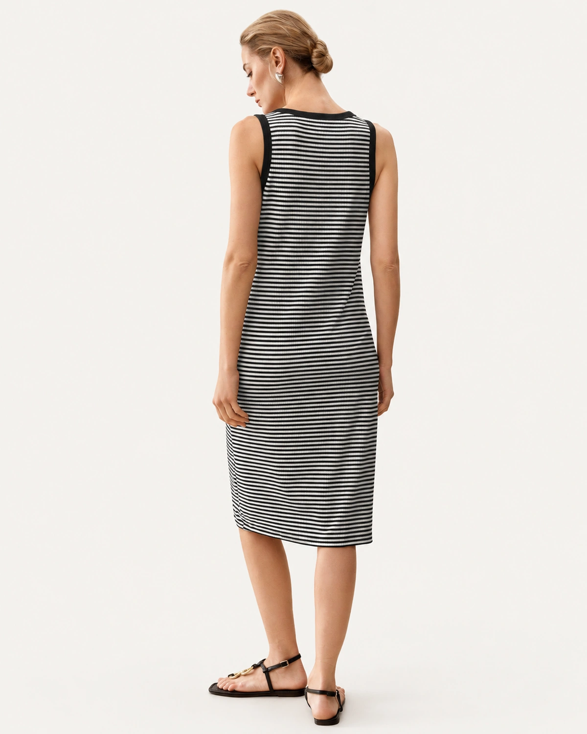 Vestido midi listrado preto e branco visto de costas