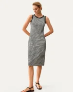 Vestido midi listrado preto e branco usado solto sem cinto em modelo de frente