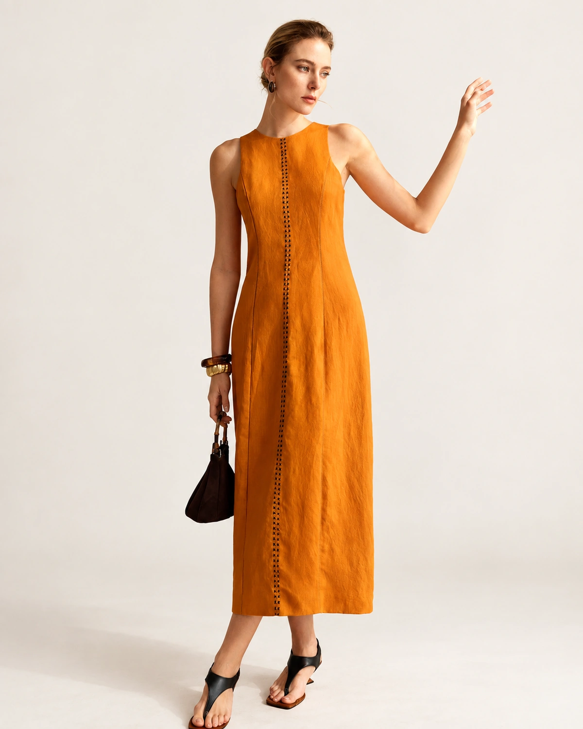 Look completo de corpo inteiro com vestido midi em linho e bolsa de mão na cor Terracota Solar.