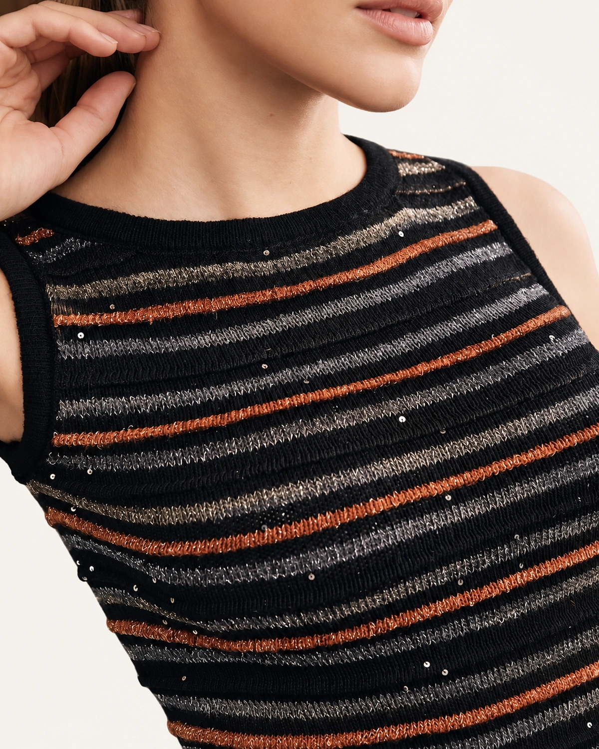 Regata ajustada em tricot canelado com fios metálicos na cor noir, foto 02