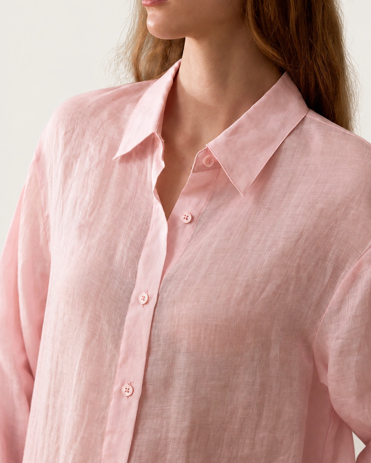 Camisa ampla em puro linho rosa blush — detalhe colarinho e botões