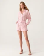 Camisa ampla em puro linho rosa blush — editorial com clutch
