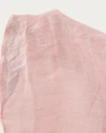 Macro da trama do puro linho rosa blush em estúdio mineral