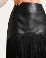 Saia longa com pala estruturada em couro e franjas fluidas na cor Noir, foto 04