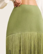 Saia midi feminina em alfaiataria com franjas em estúdio mineral.