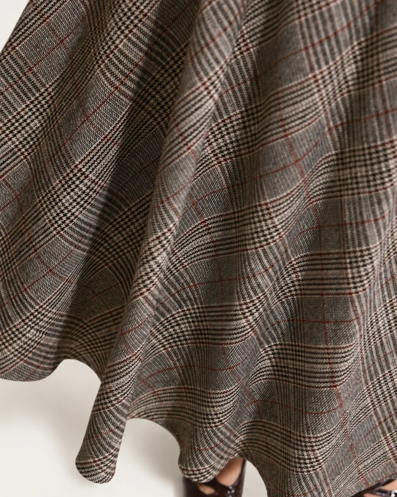Saia Midi Alfaiataria Evasê com Cinto e Fivela na cor Cinza vista 05