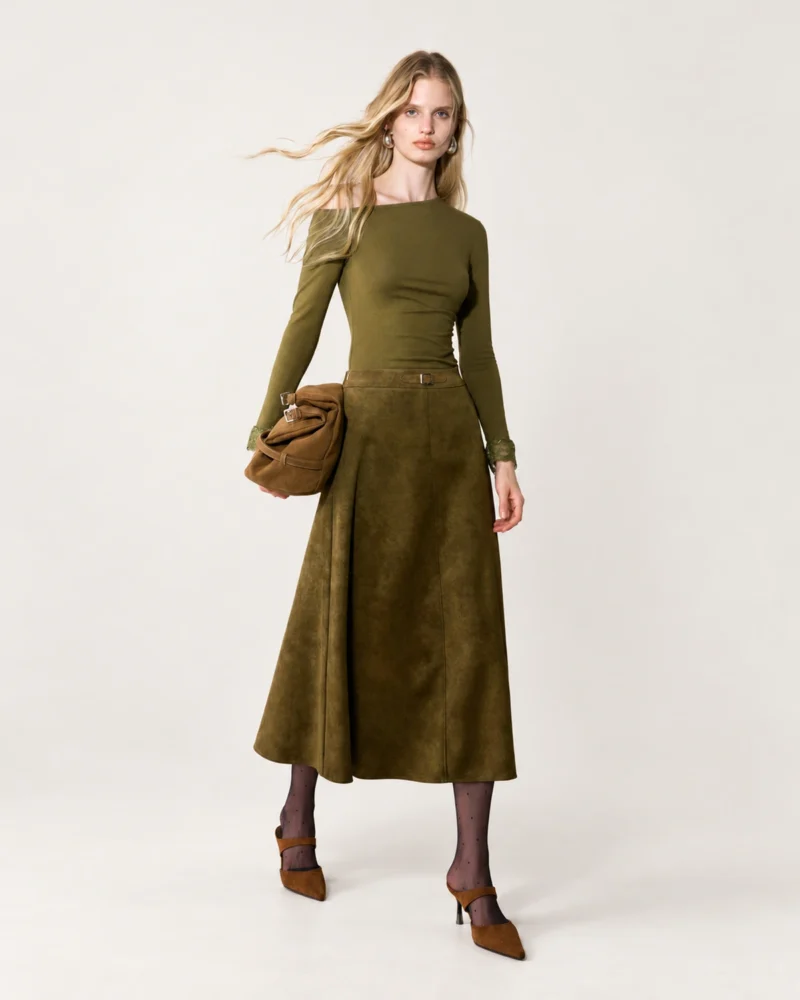 Saia midi feminina em material sintético PU transpassada com fivela em estúdio mineral.