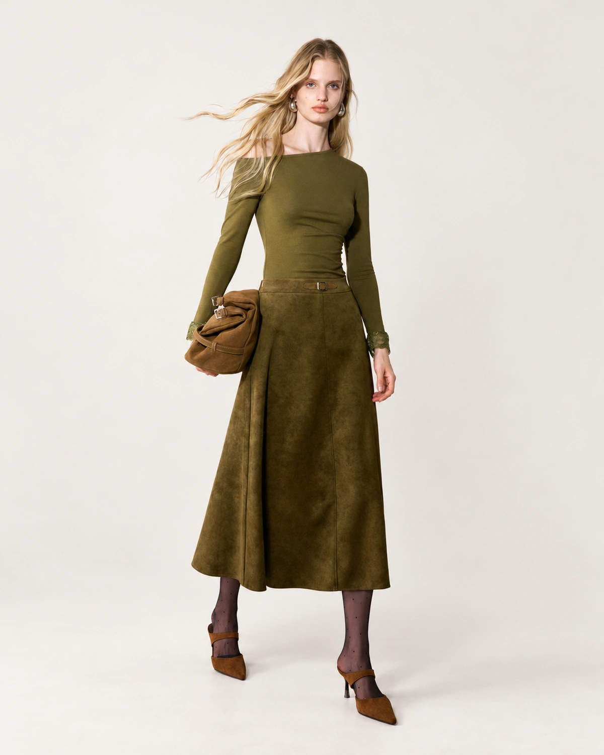 Saia midi feminina em material sintético PU transpassada com fivela em estúdio mineral.