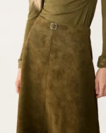 Saia midi feminina em material sintético PU transpassada com fivela em estúdio mineral.