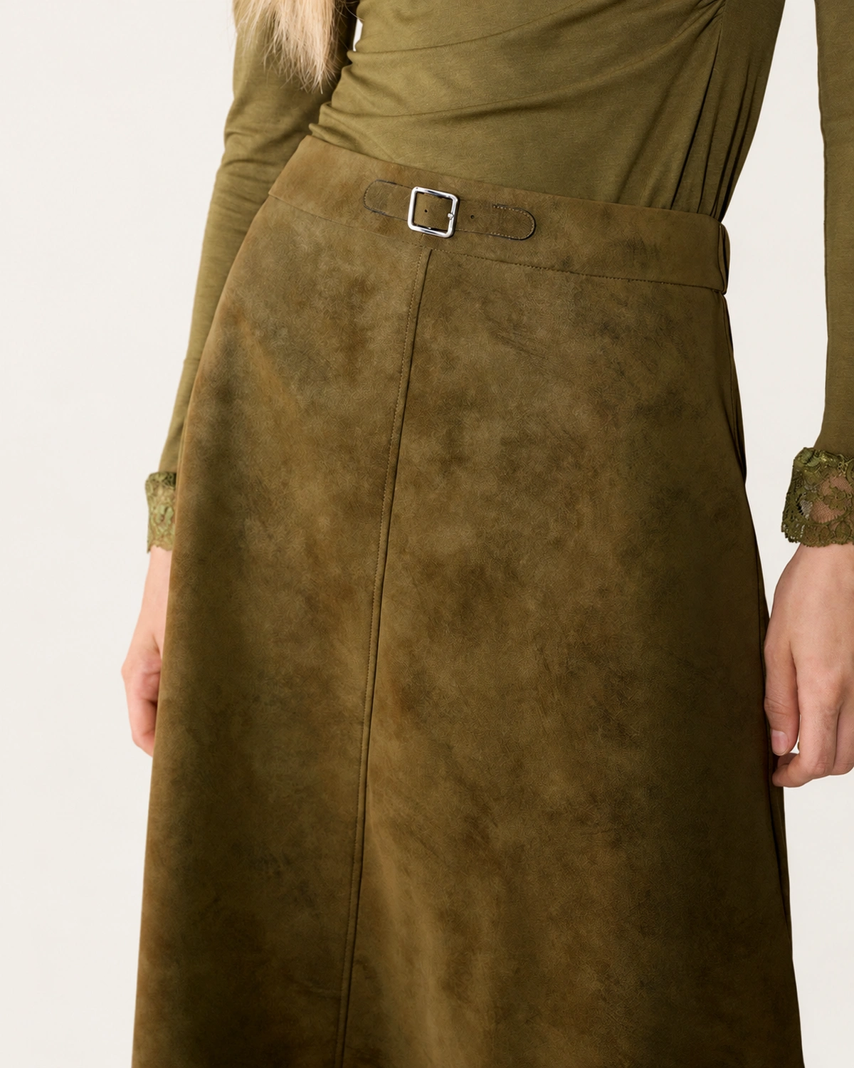 Saia midi feminina em material sintético PU transpassada com fivela em estúdio mineral.