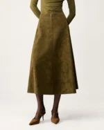 Saia midi feminina em material sintético PU transpassada com fivela em estúdio mineral.