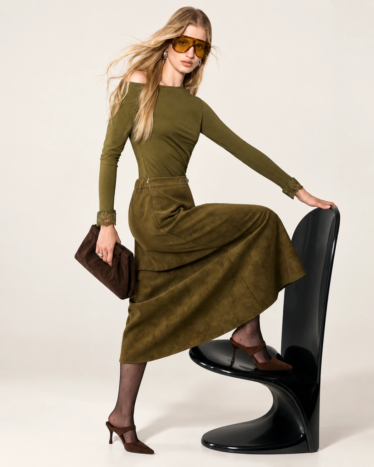 Saia midi feminina em material sintético PU transpassada com fivela em estúdio mineral.