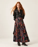 Saia midi plissada feminina com estampa paisley em estúdio mineral.