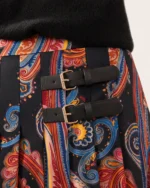 Saia midi plissada feminina com estampa paisley em estúdio mineral.
