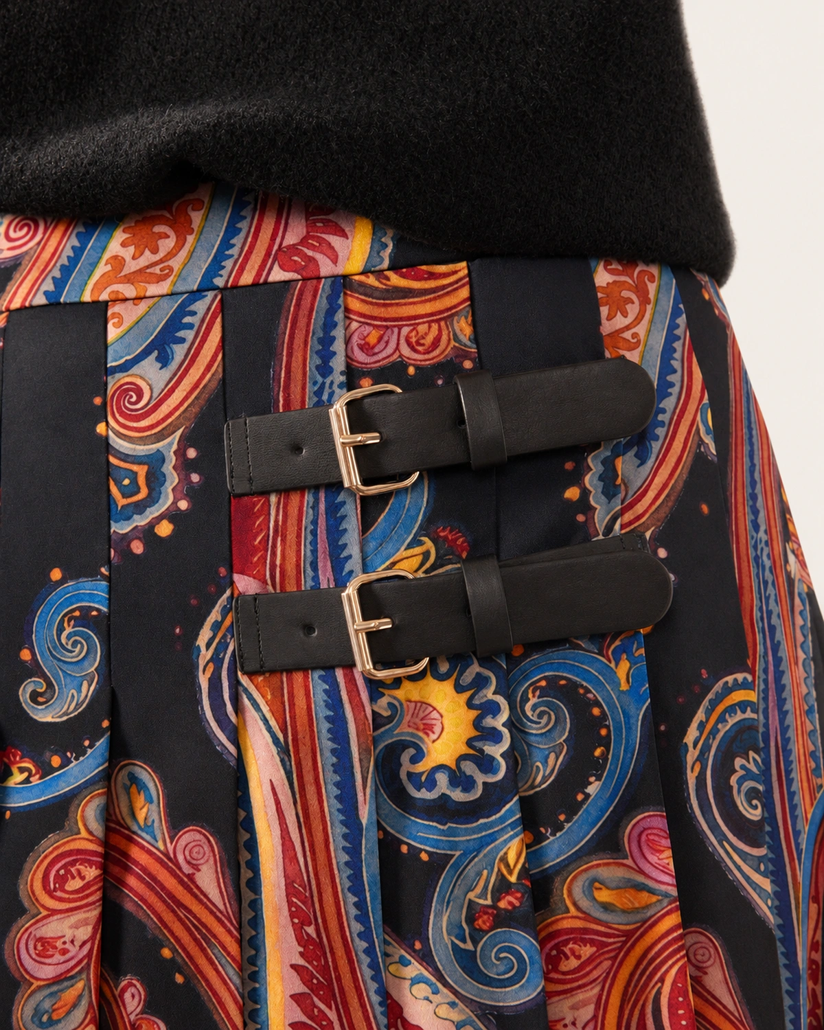 Saia midi plissada feminina com estampa paisley em estúdio mineral.
