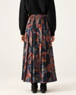 Saia midi plissada feminina com estampa paisley em estúdio mineral.