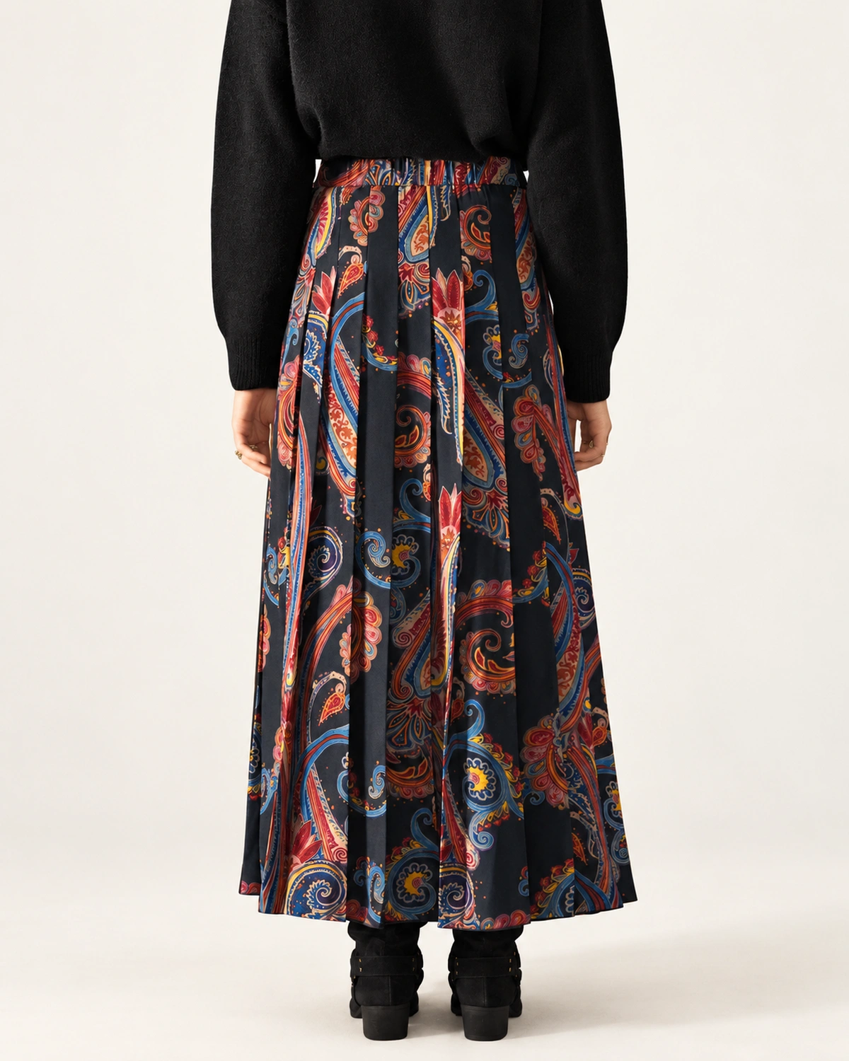 Saia midi plissada feminina com estampa paisley em estúdio mineral.