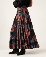 Saia midi plissada feminina com estampa paisley em estúdio mineral.