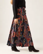 Saia midi plissada feminina com estampa paisley em estúdio mineral.