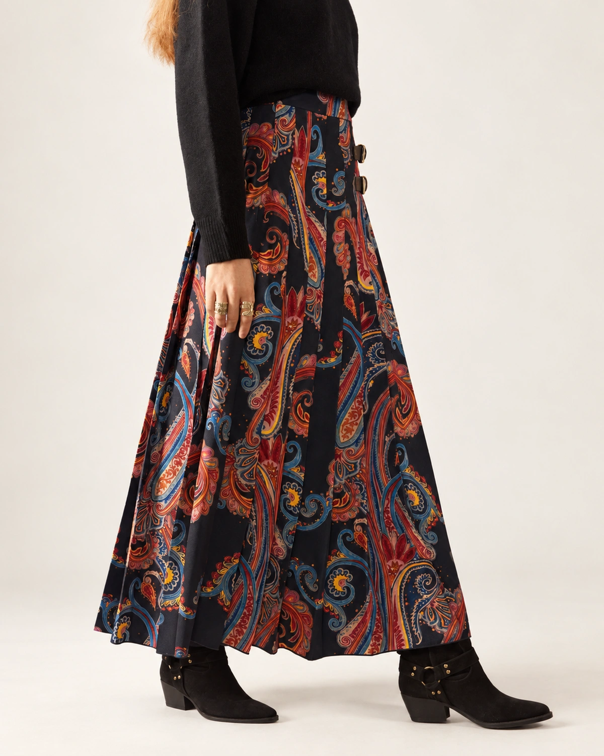 Saia midi plissada feminina com estampa paisley em estúdio mineral.