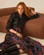 Saia midi plissada feminina com estampa paisley em estúdio mineral.