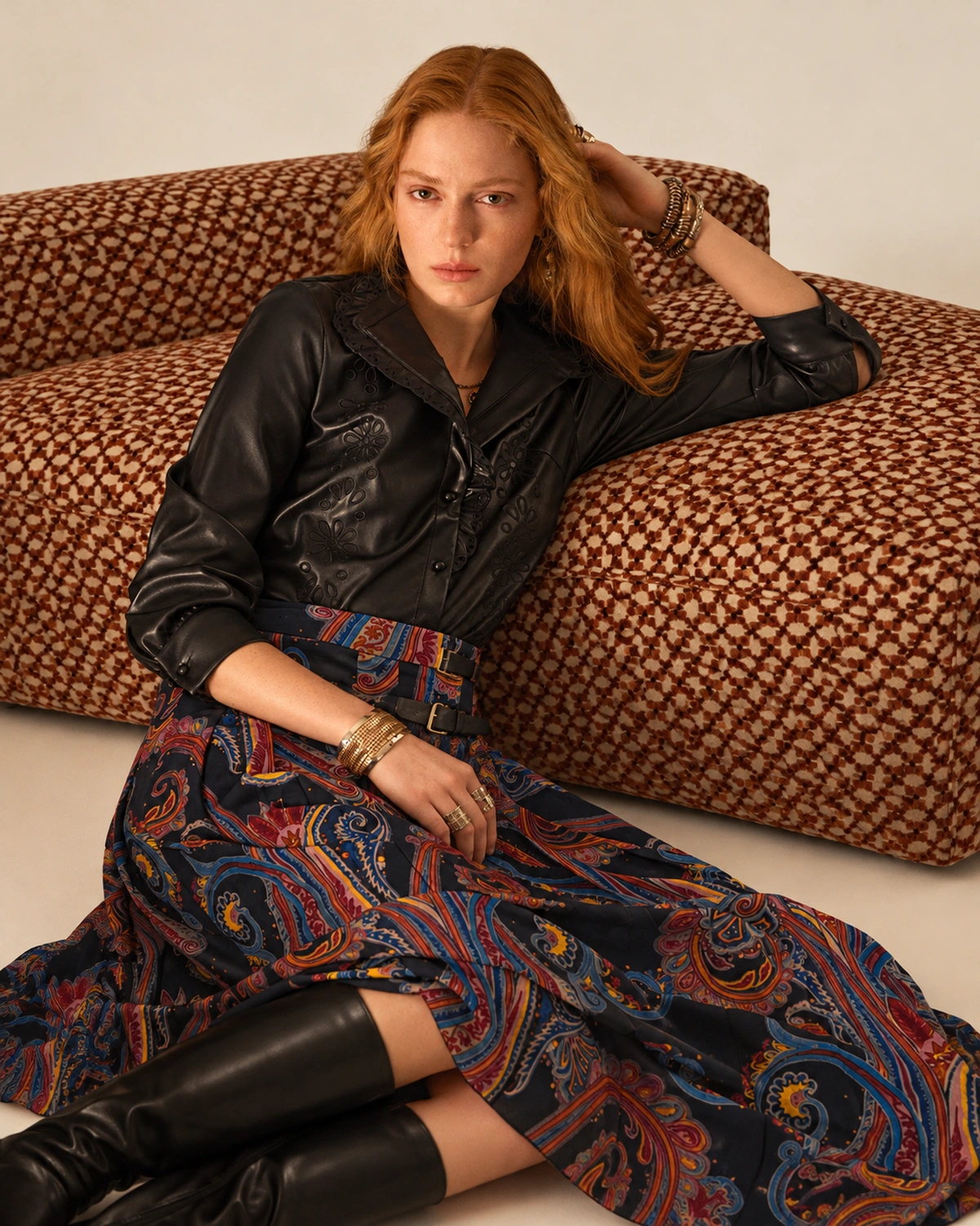 Saia midi plissada feminina com estampa paisley em estúdio mineral.