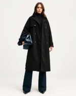 Look completo com sobretudo longo preto de alfaiataria em estúdio mineral