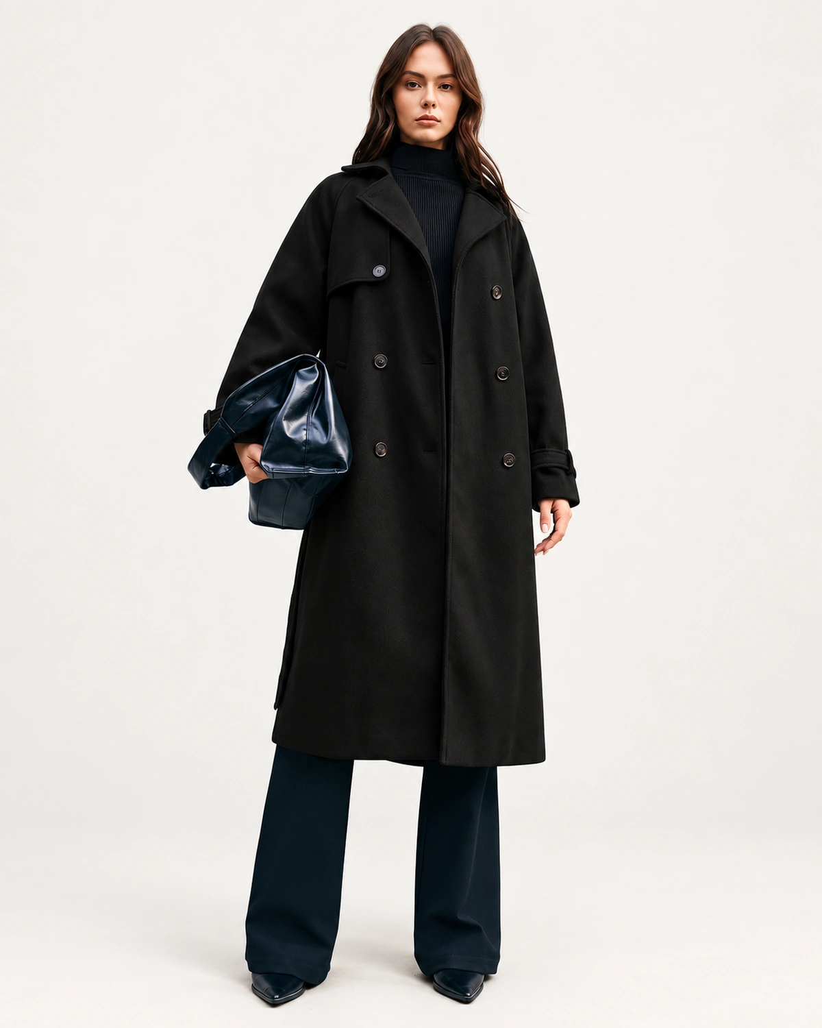 Look completo com sobretudo longo preto de alfaiataria em estúdio mineral