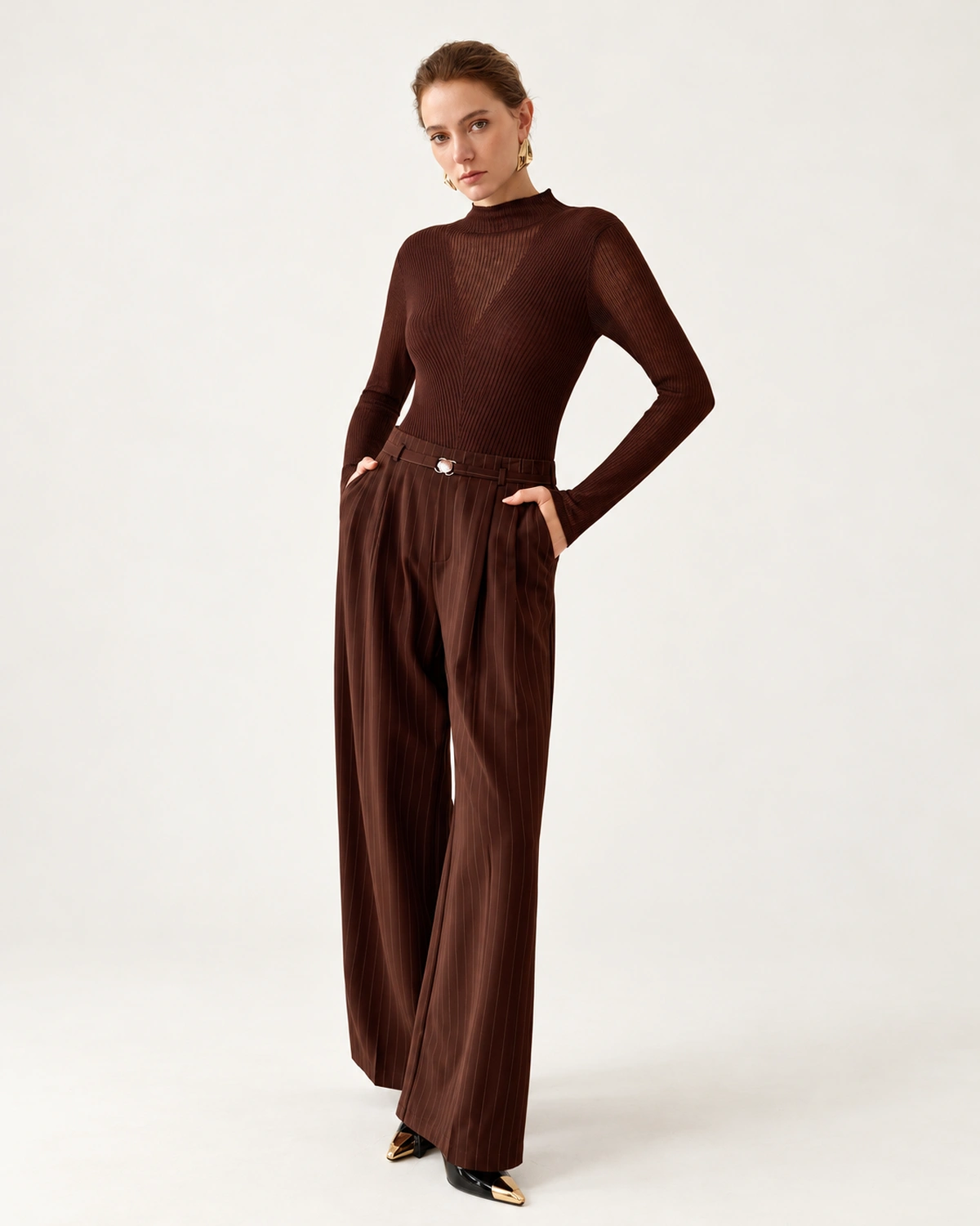 Suéter feminino em tricot canelado em estúdio mineral com gola alta e tule.