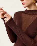 Suéter feminino em tricot canelado em estúdio mineral com gola alta e tule.