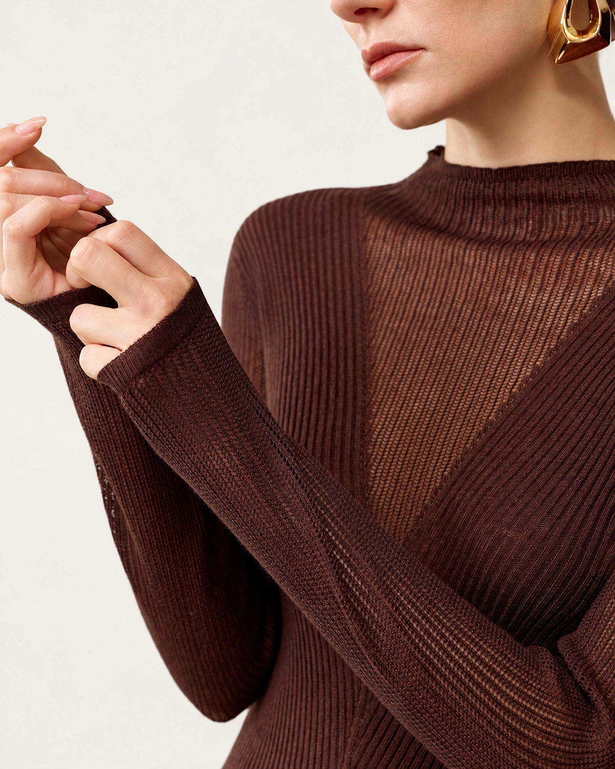 Suéter feminino em tricot canelado em estúdio mineral com gola alta e tule.