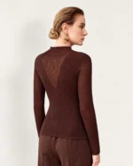 Suéter feminino em tricot canelado em estúdio mineral com gola alta e tule.