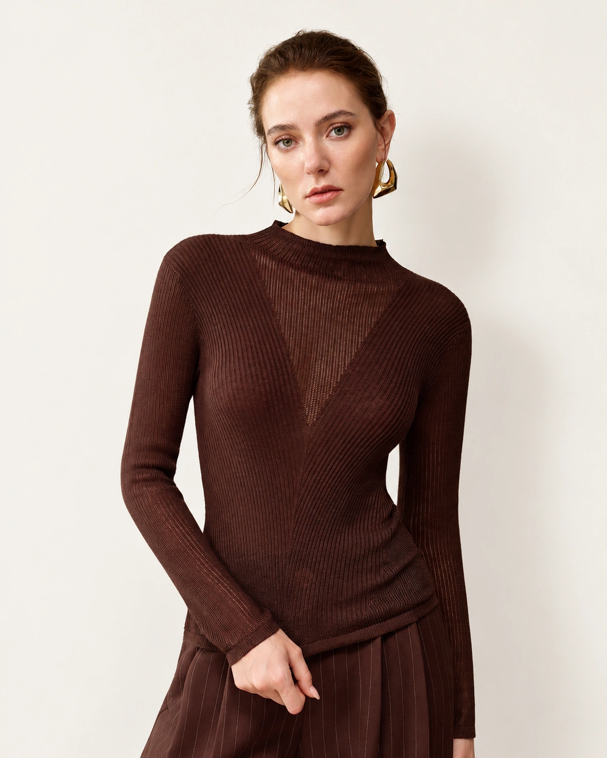 Suéter feminino em tricot canelado em estúdio mineral com gola alta e tule.